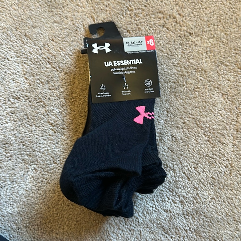 Brand new with tags Under Armour Youth socks, 6 pairs, extra cushion super soft